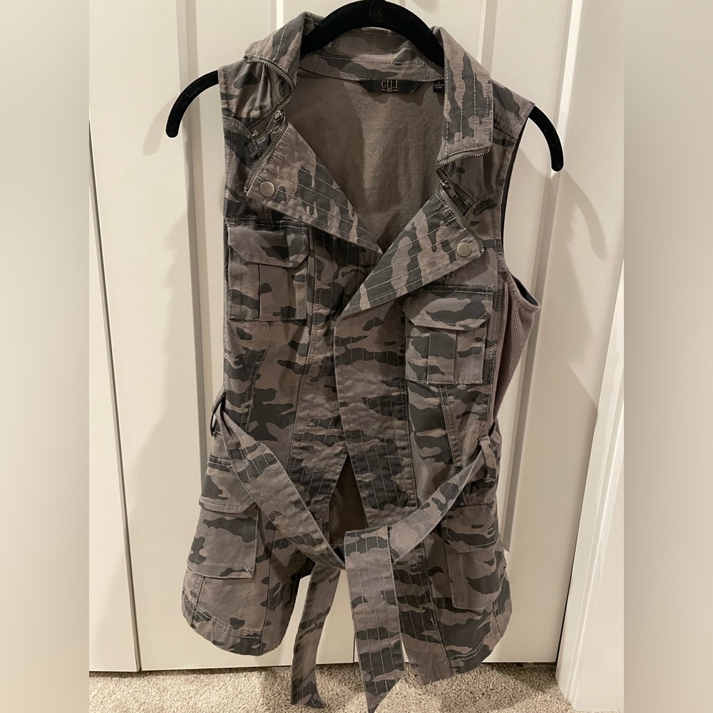 G.I.L.I figure flattering gray camouflage vest